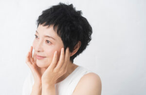 手術せずに目元の膨らみを目立たなくする方法