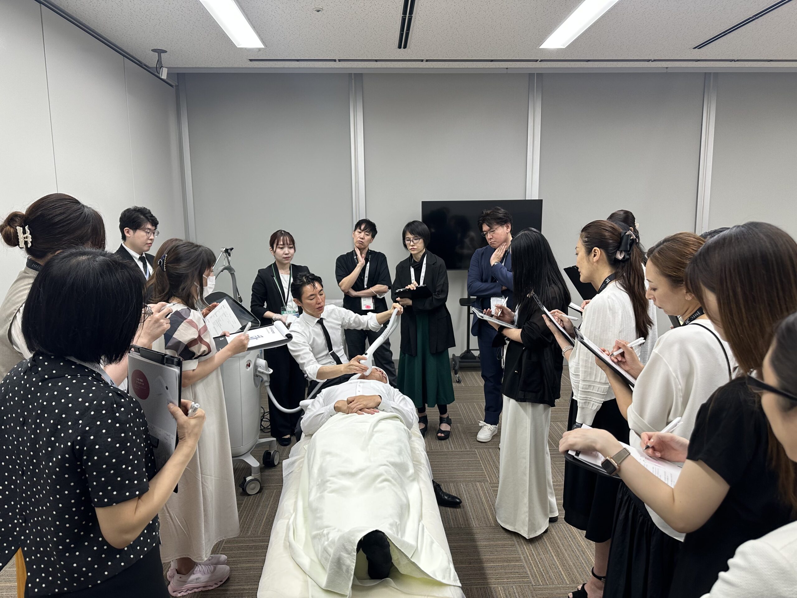 2025年日本美容皮膚科学会でソフウェーブのライブデモンストレーション講師を務める奥謙太郎