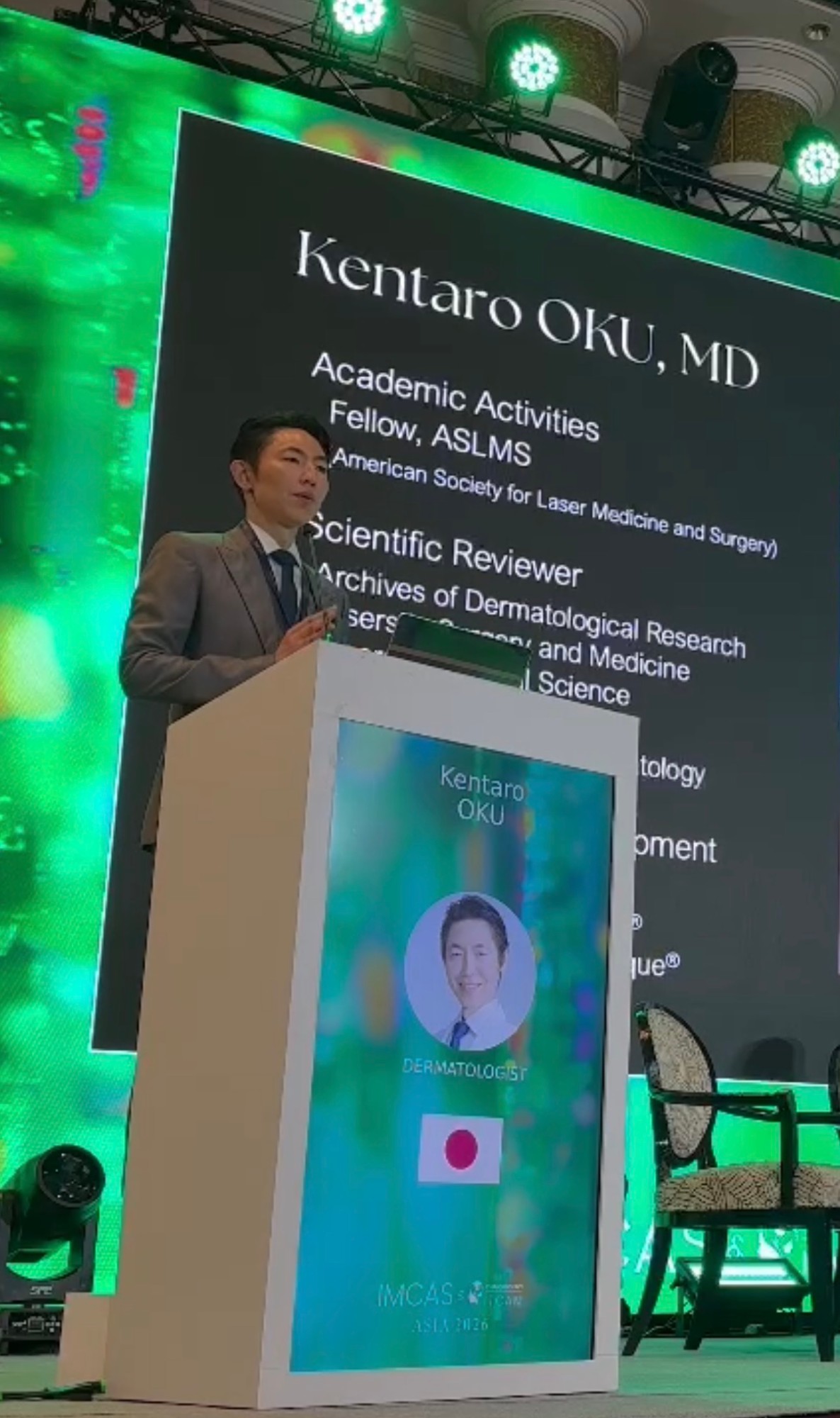 IMCAS ASIA 2026の演台で招待講演を行う奥謙太郎医師