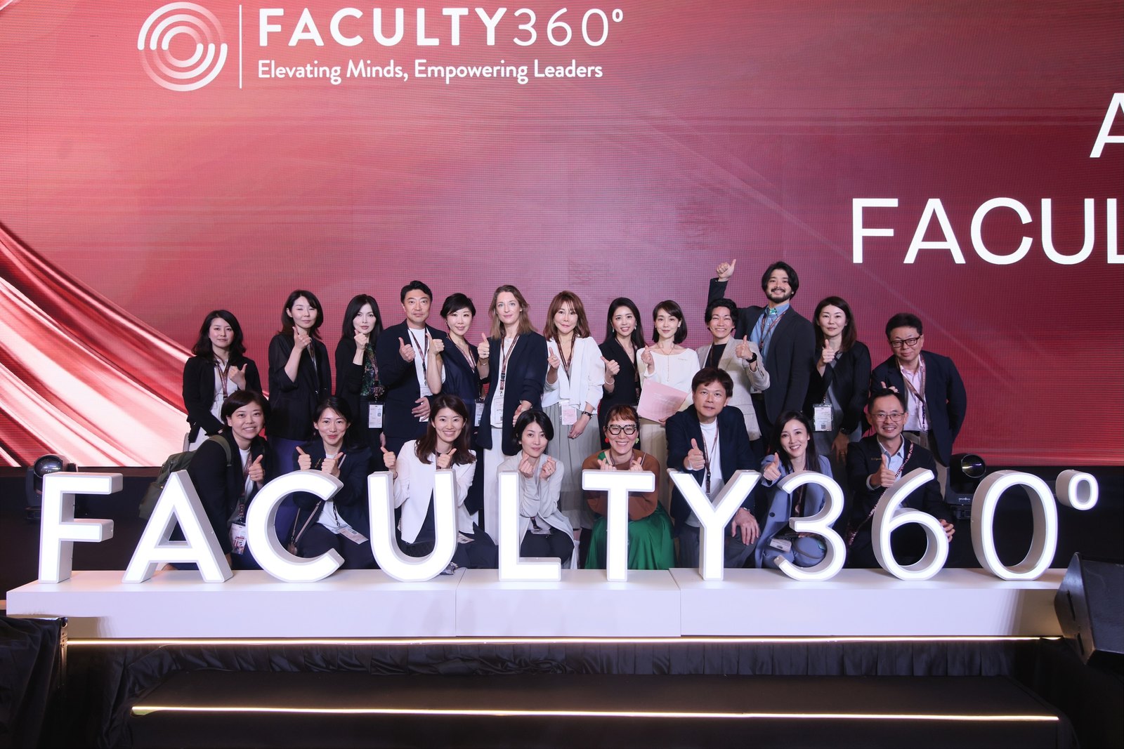 FACULTY360のステージでのTeam Japan集合写真