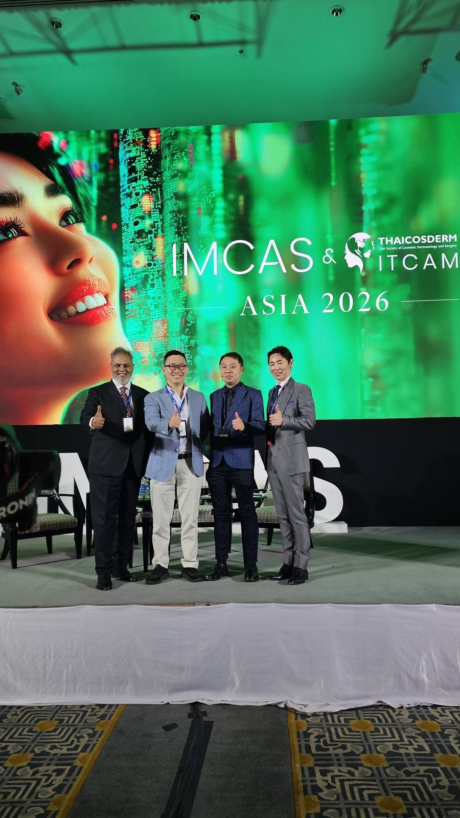 IMCAS ASIA 2026の会場で登壇医師たちと記念撮影