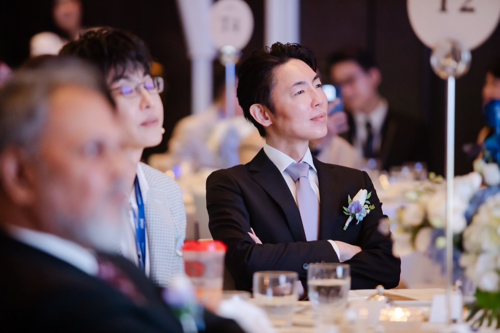 客席で他の医師の講演を聴く奥謙太郎院長