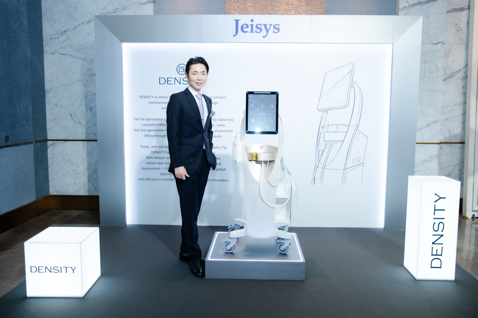 Jeisysの展示ブースに立つ奥謙太郎院長