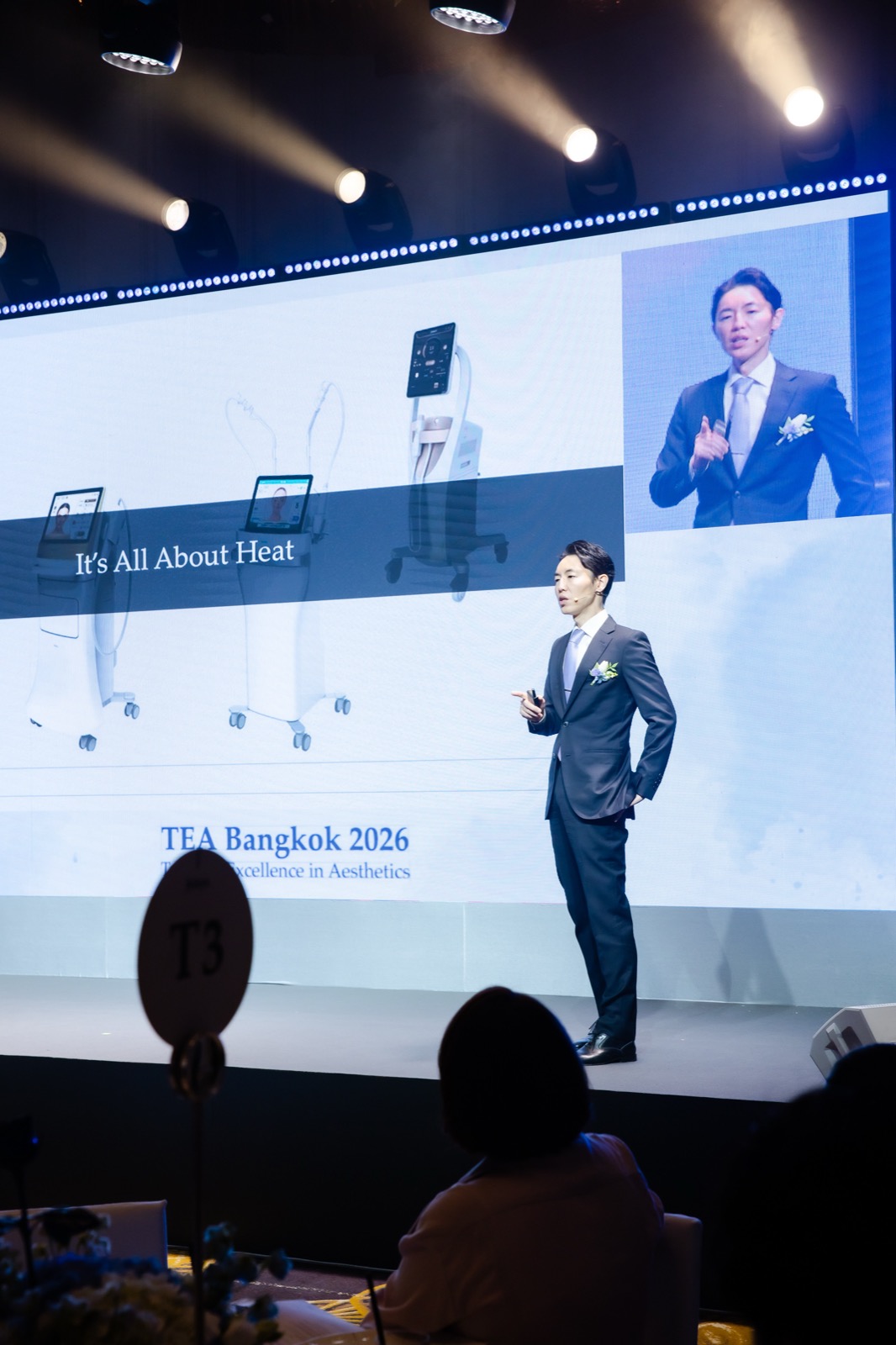 「It’s All About Heat」のスライドを映すスクリーンとTEA Bangkok 2026の会場