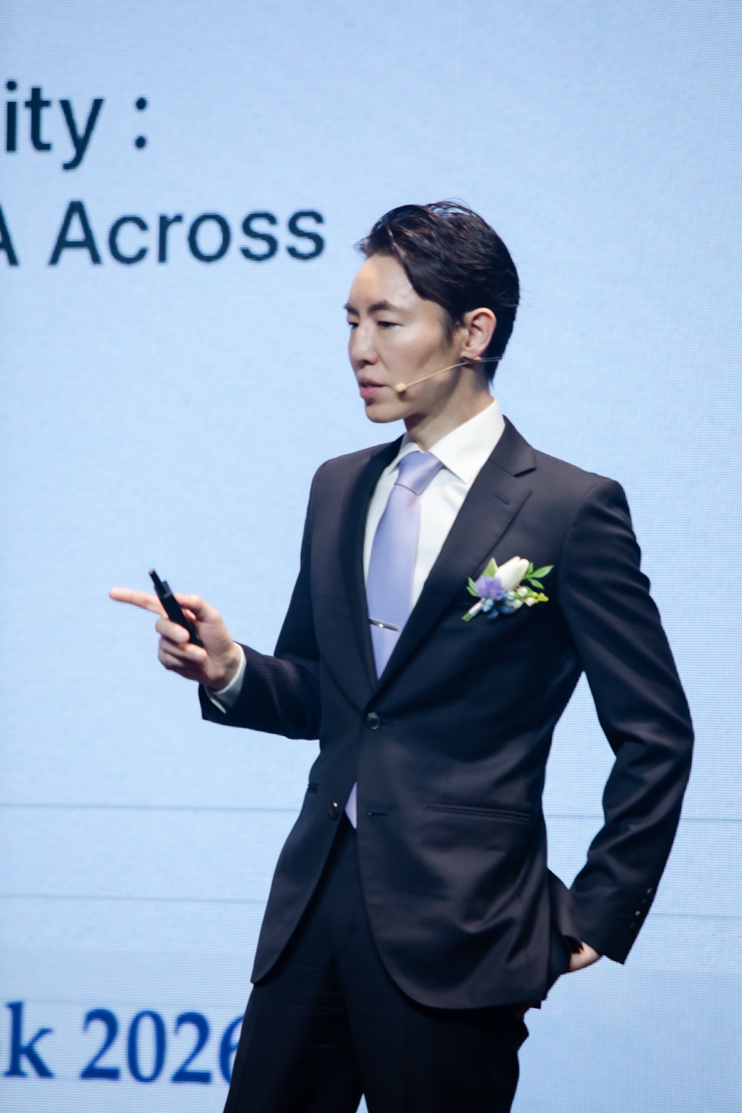 ステージで聴衆に語りかける奥謙太郎院長
