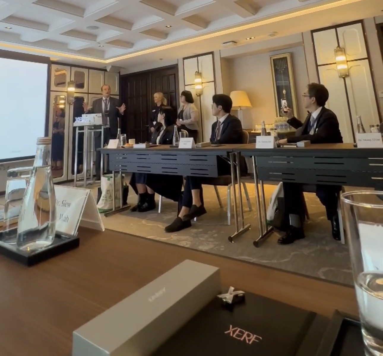 APAC XERF XPERT Roundtableのセッションで議論する各国の医師たち