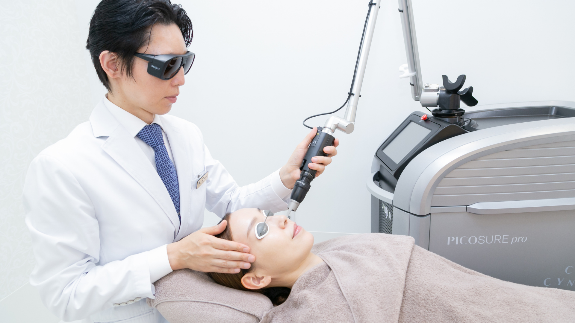 PICOSURE proによる全顔照射の施術風景