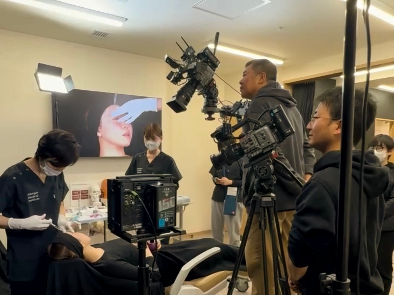 JSAS2026で額とこめかみのライブインジェクションを行う様子