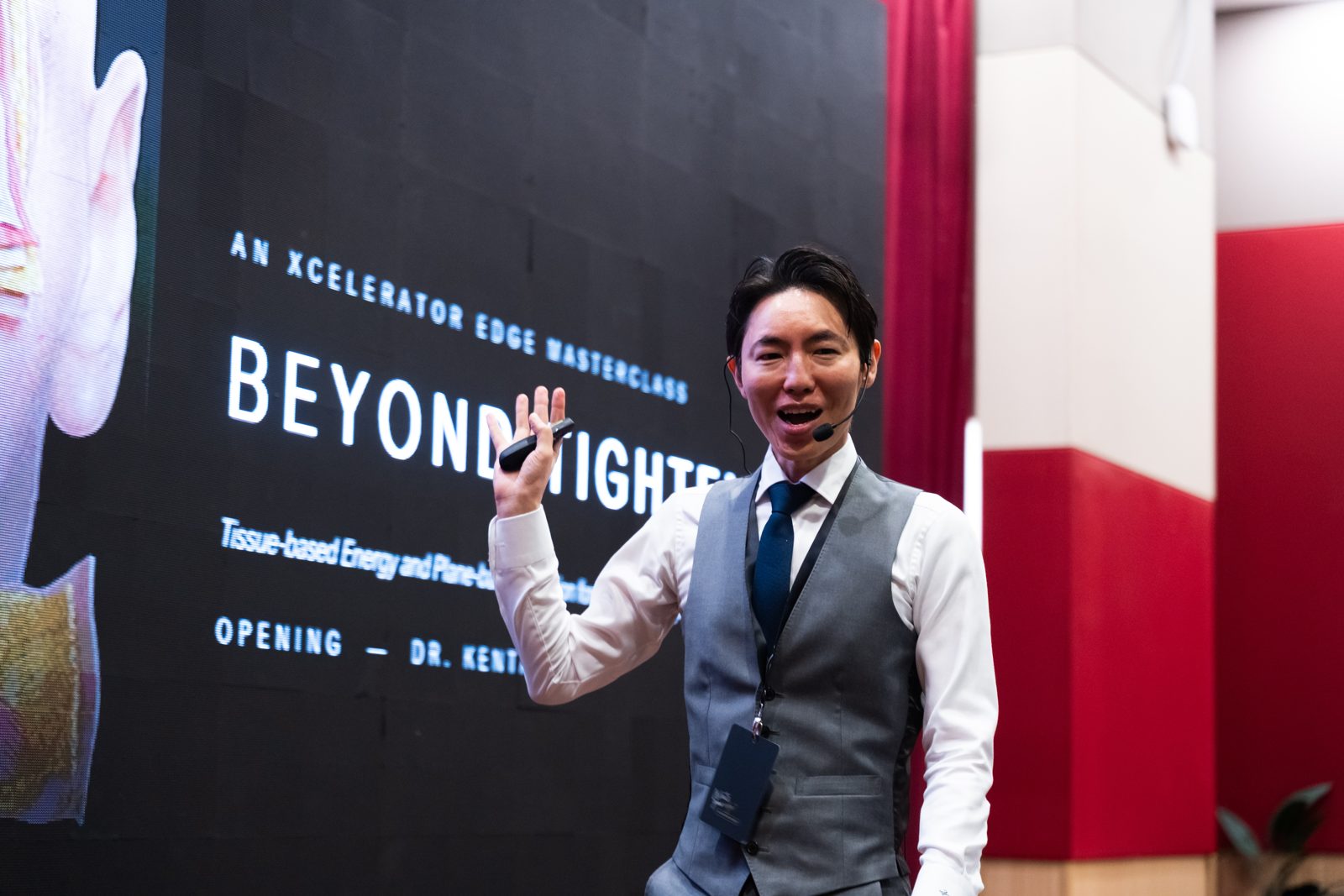 たるみ治療の本質について開会講演を行う奥謙太郎院長