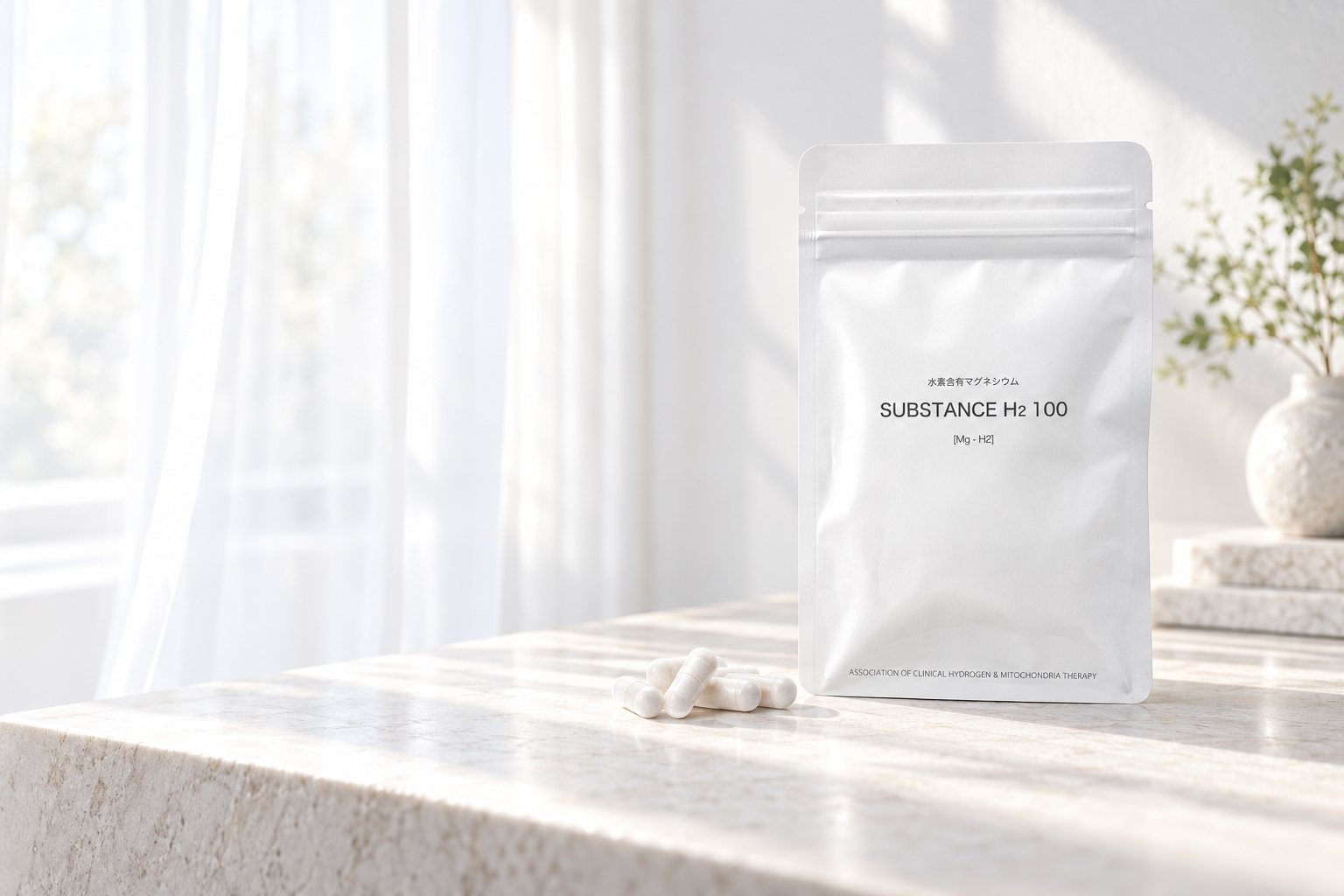 大理石の台に置いた水素サプリ SUBSTANCE H2 100 のパウチとカプセル