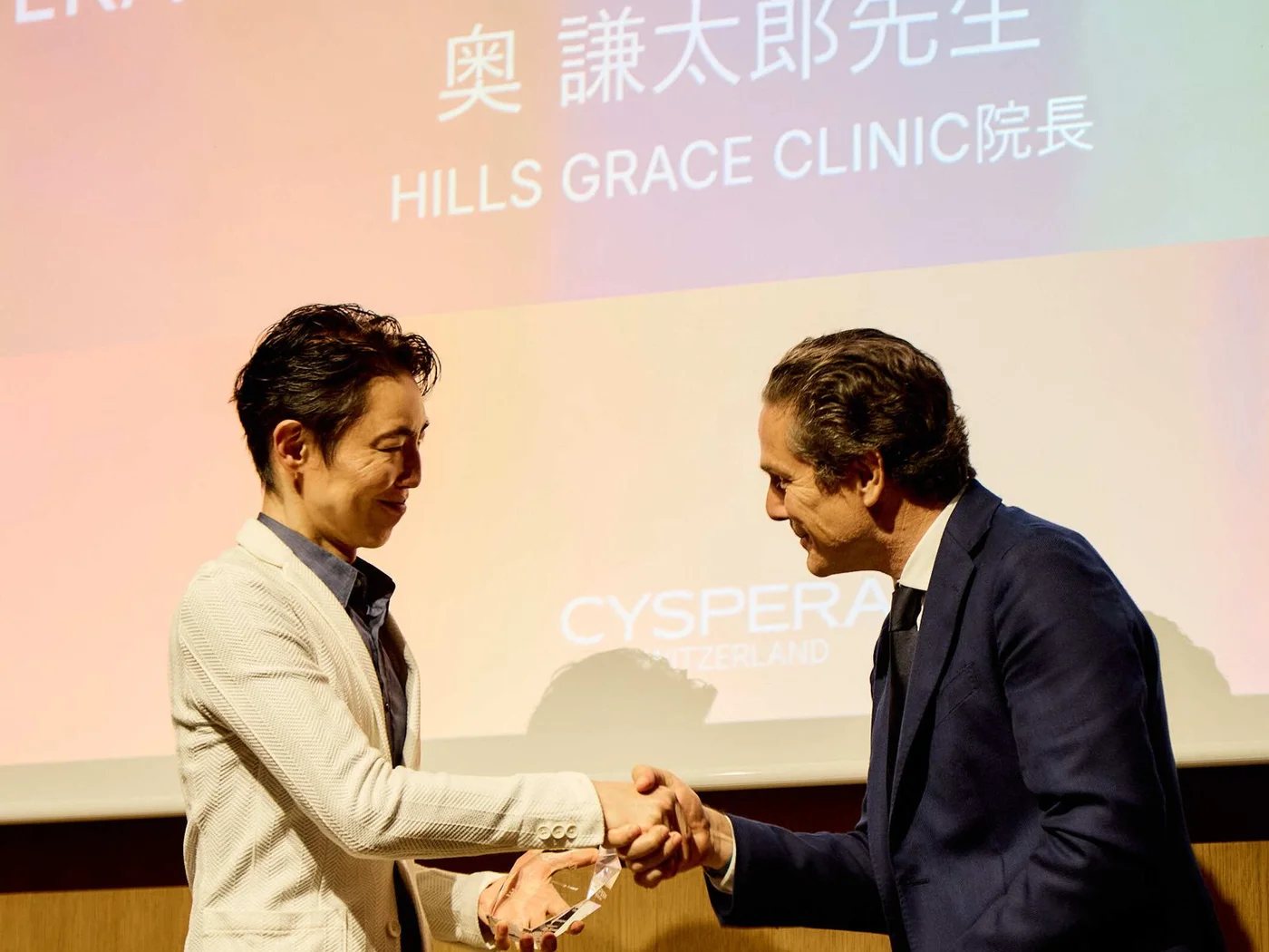 表彰を受ける奥謙太郎院長