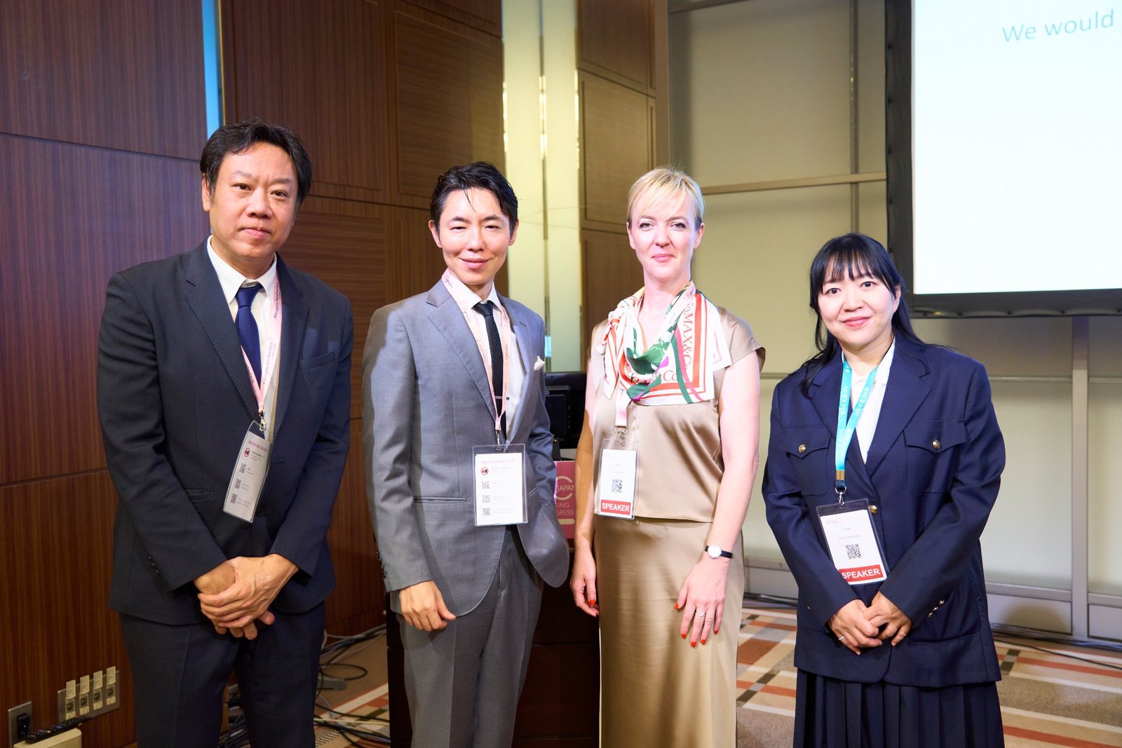 AMWC JAPAN 2026の会場で、ほかの先生方と並ぶヒルズグレイスクリニック院長 奥謙太郎（左から2人目）