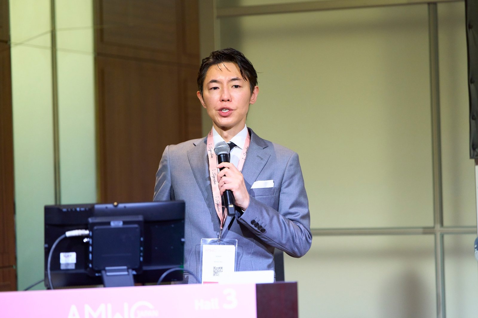 AMWC JAPAN 2026のHall 3で、コンビネーション治療について講演するヒルズグレイスクリニック院長 奥謙太郎
