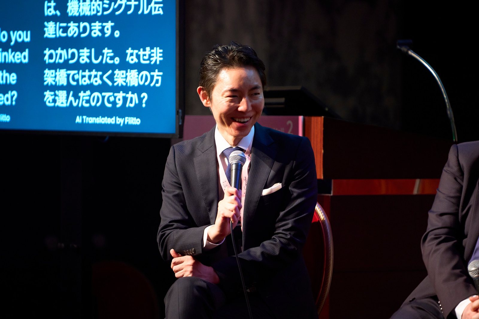 AMWC JAPAN 2026の色素治療のセッションのディスカッションで、質問に答えるヒルズグレイスクリニック院長 奥謙太郎