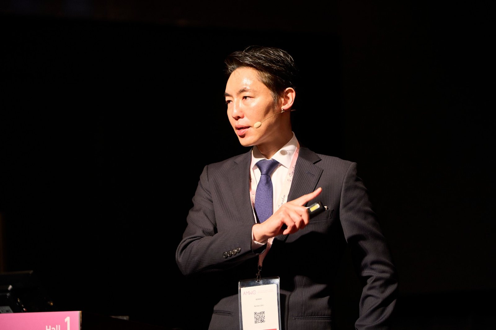 AMWC JAPAN 2026のHall 1で、スキンバイブとソフウェーブを用いた肌質改善の研究について講演するヒルズグレイスクリニック院長 奥謙太郎