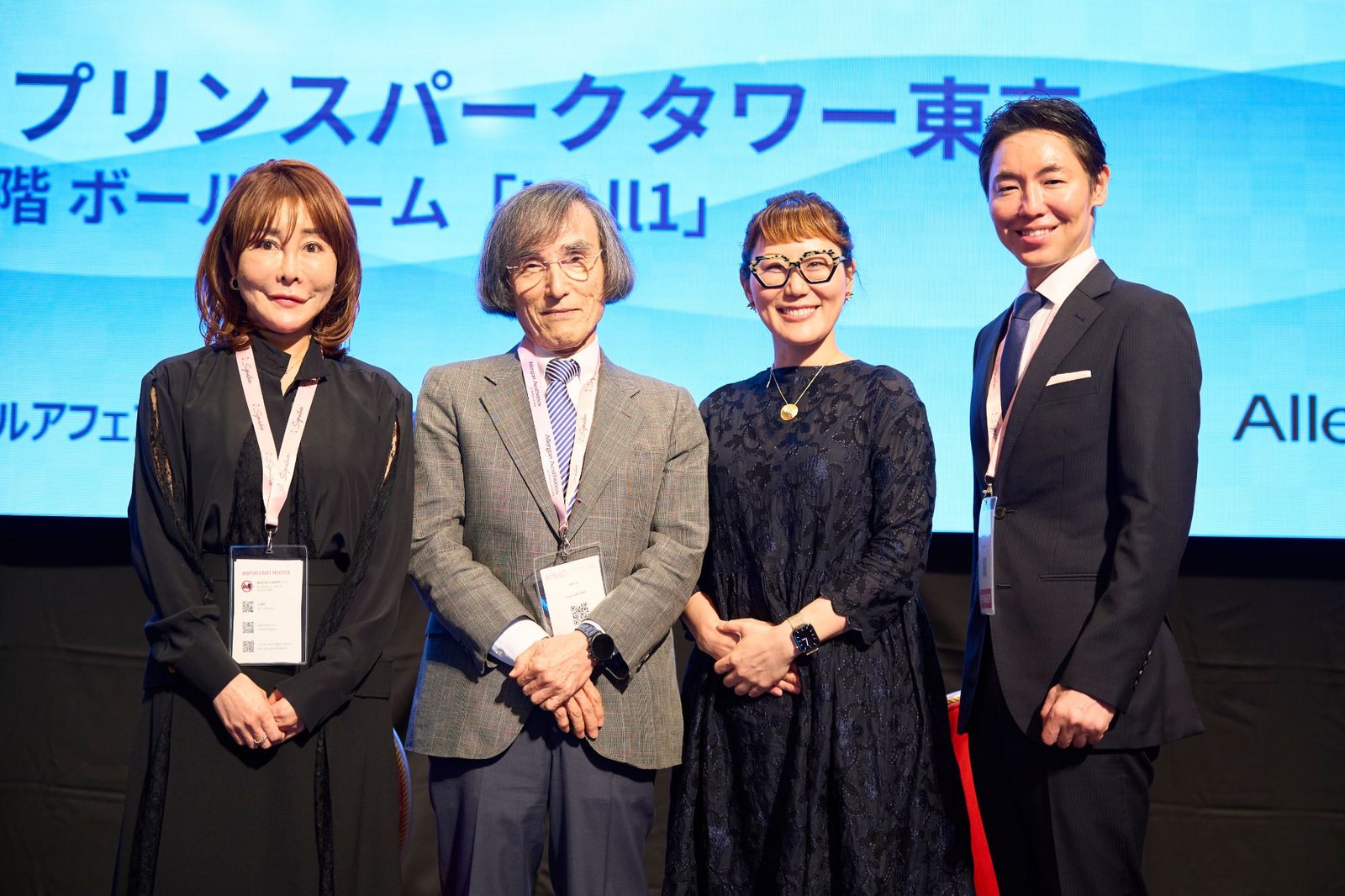 AMWC JAPAN 2026の会場、ザ・プリンス パークタワー東京のHall 1で、登壇者と並ぶヒルズグレイスクリニック院長 奥謙太郎（右端）