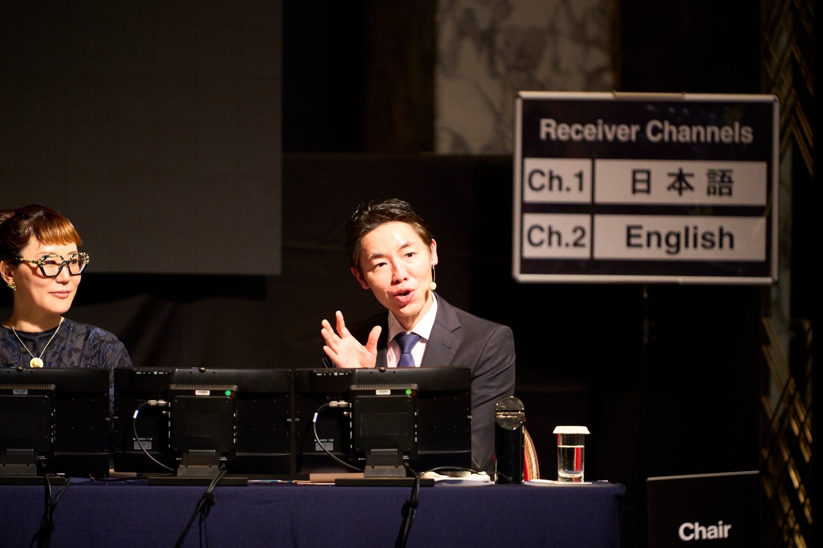 AMWC JAPAN 2026のアラガン・エステティックス共催スキンクオリティセッションで、座長席から話すヒルズグレイスクリニック院長 奥謙太郎